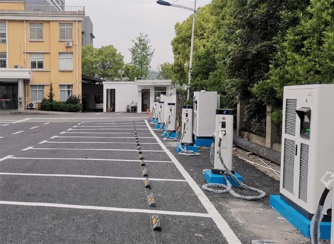 último caso de la compañía sobre Estaciones de carga rápidas públicas de EV